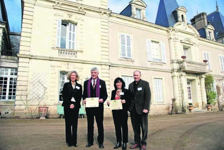 Les récipiendaires présents, Françoise Douillard, du domaine la Tour du Ferré, à Vallet (Loire-Atlantique) et Michel Launay, de Langlois-Château, à Saumur, entourés d’Anne-Sophie Lerouge, responsable communication et  œnotourisme d’Interloire, et d’Yves Lambert, vice-président d’Interloire.