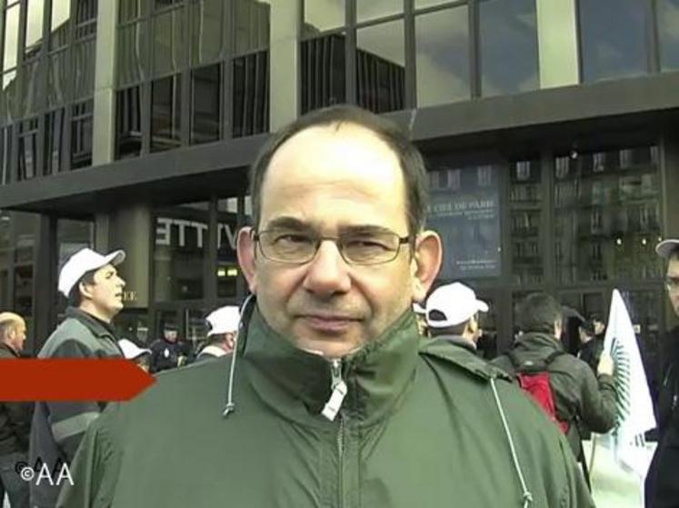 Dans la journée du 19 mars, 350 manifestants avaient défilé de la tour 
Montparnasse au ministère de l'Agriculture en vue de soutenir les producteurs de lait et les négociations en cours à Laval (voir ci-dessous).