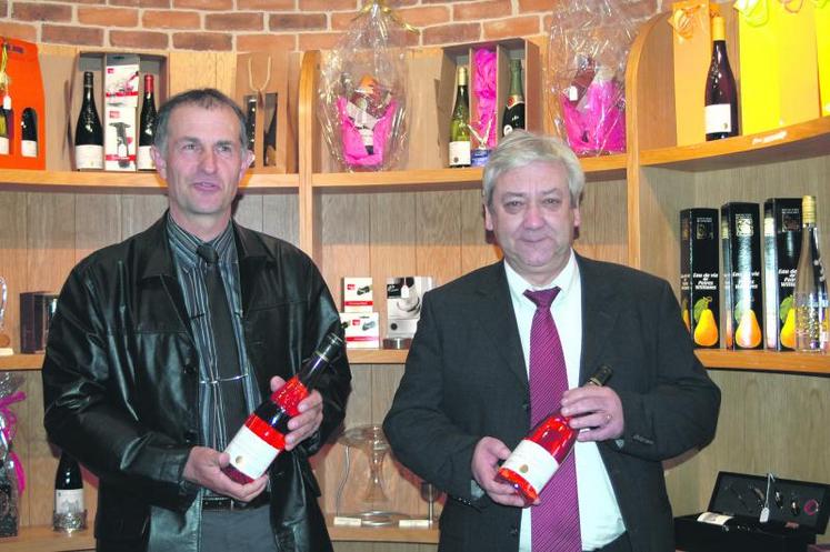 Michel Blet, président et Jean-Michel Mignot, directeur général des Caves de la Loire. En bouteille ou en bib, les rosés sont le fer de lance commercial de la coopérative.