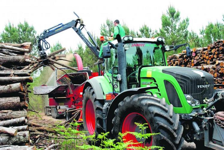 Chantier de broyage de bois, à Brain-sur-Allonnes. La substitution des énergies fossiles par le bois-énergie participe à la réduction des émissions de gaz à effet de serre.