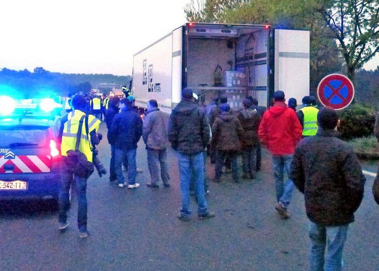 Au péage de Corzé, une soixantaine d’éleveurs a procédé à un contrôle de
camions pour vérifier l’origine des viandes transportées et leur destination.