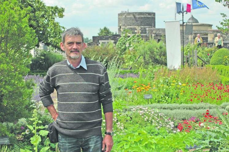 Pierre Frasez, jardinier du château d’Angers, assure tous les jours une visite guidée des plantes du Moyen Âge.