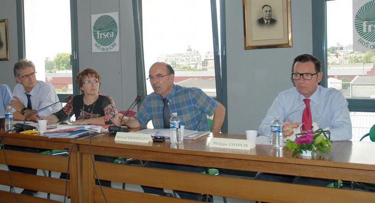 à l’assemblée générale de la FRSEA, le 1er juillet. Jean-Marie Joutel, directeur général de Bigard ; Christiane Lambert, secrétaire générale de la FRSEA ; Arnaud Degoulet, président d’Agrial ; Philippe Chapuis, directeur agroalimentaire à Crédit agricole SA.