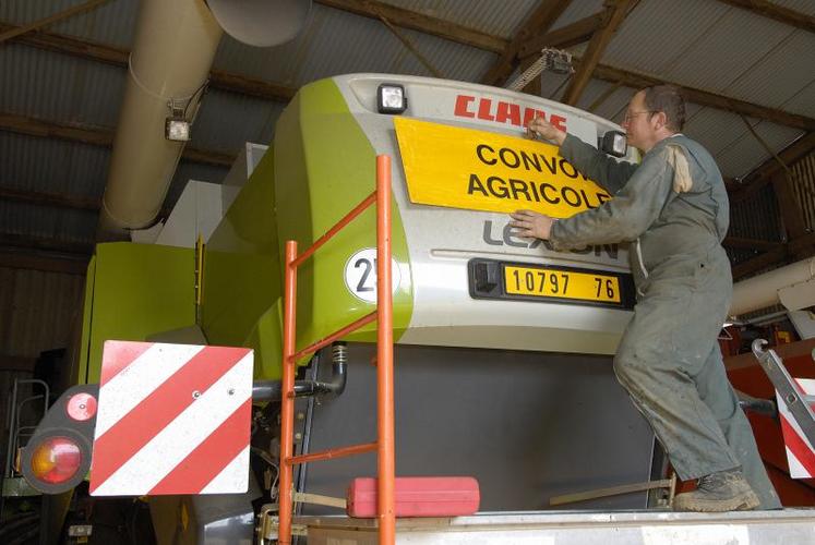 Des panneaux affichant la mention “convoi agricole” doivent être installés de manière à être visibles de l’avant comme de l’arrière.