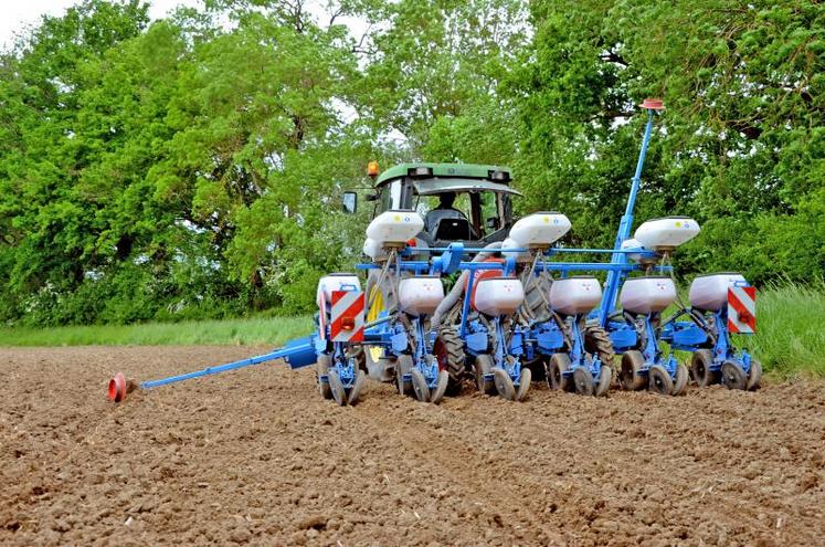 Dans la région d’Angers, en basse vallée, à cause des inondations, certains agriculteurs n’ont pas encore terminé les semis de maïs.