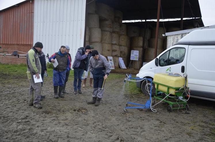 Gérard Besnier, formateur à la Chambre d'agriculture des Pays-de-la-Loire, présente différents types de buses existantes devant les agriculteurs du groupe Dephy Layon Cuma.