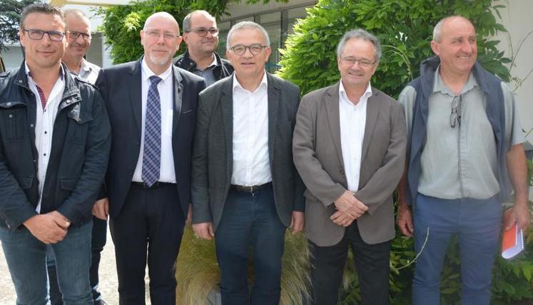 De g. à d. : Laurent Delobel, directeur GDS 44 et coordinateur GDS Pays-de-la-Loire ; Thierry Fétiveau, président GDS 85, Alain Cantaloube, secrétaire général de la Fesass ; Stéphane Jeanne, président GDS 44 ; Jean-Claude Béchu, président GDS 53 et GDS Pays-de-la-Loire ; Philippe Blanquefort, directeur GDS 49, Jean-Claude Costes, président GDS 49, lors de l’AG de la fédération régionale des GDS, le 20 juin à Angers.