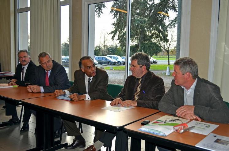 Sylvain Marty, DDT, Michel Mignard, conseiller général, Richard Samuel, préfet, Jean-François Cesbron, président de la CA49, Jean-Marc Lézé, président de la FDSEA.