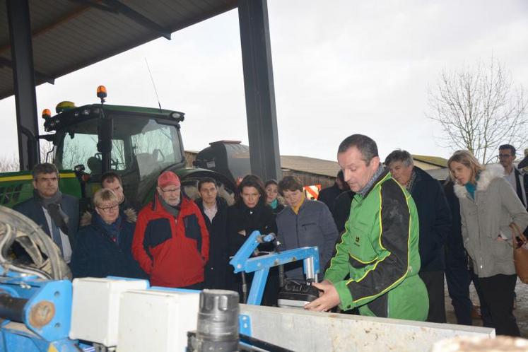 Christelle Morançais écoute les explications de Vincent Moison, président de la Cuma l’Espoir, sur la bineuse à caméra infrarouge. Les 3 matériels de désherbage mécanique acquis par les agriculteurs ont coûté 68 000 euros (subventionnés à hauteur de 23 000 euros dans le cadre du PCAE et de 10 000 euros dans le cadre du syndicat d’eau).