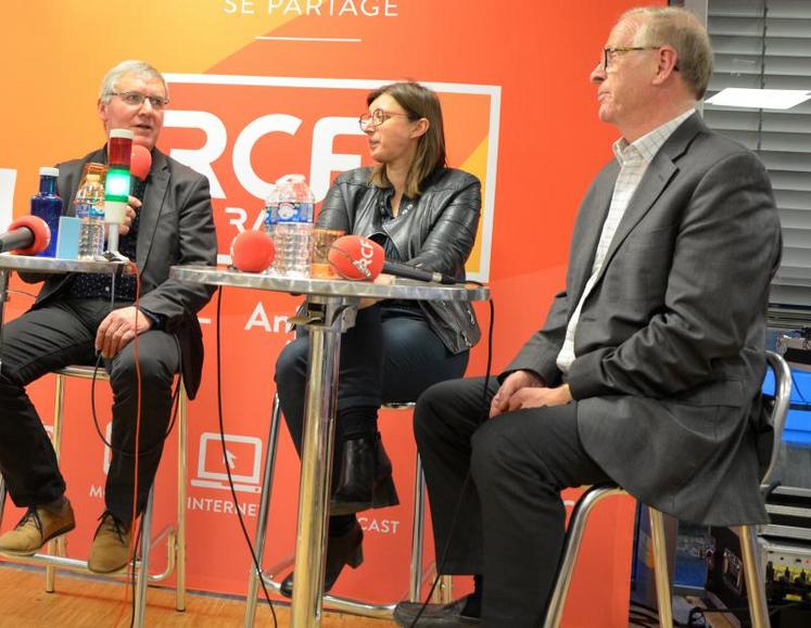 De g. à d., Jean-Marc Lézé,  président de la FDSEA, Karine Daniel, professeure à l’ésa, et Bruno Parmentier, ingénieur et économiste, lors de l’enregistrement de l’émission organisée par RCF Anjou, l’Anjou agricole, l’Esa et la Maison de l’Europe, consacrée aux enjeux agricoles des prochaines élections européennes.