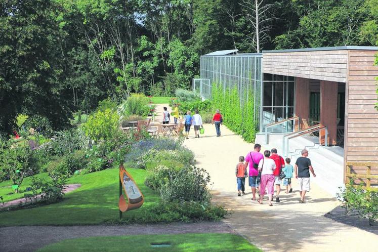 Lieu de promenade et de découverte dédié au végétal, Camifolia abrite plus de 350 espèces de plantes médicinales et aromatiques.