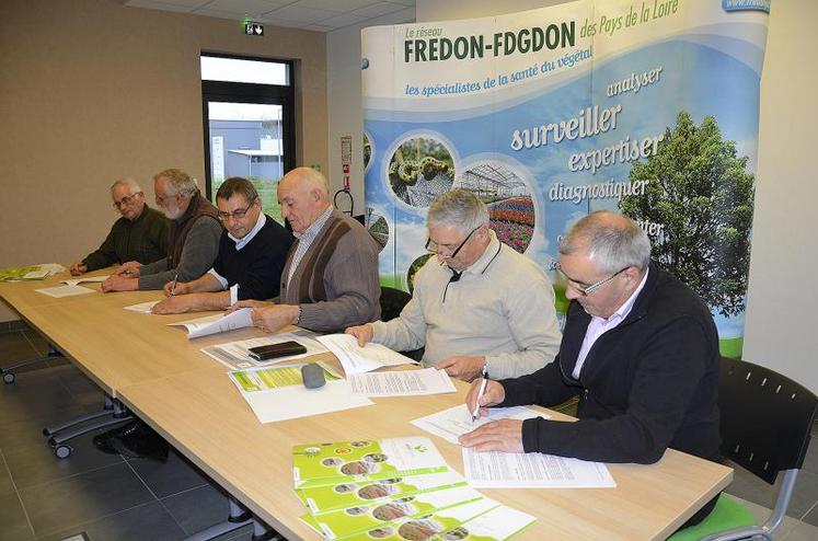Les représentants des différents Gedon des Pays de la Loire ont signé, le 19 décembre à Angers, les nouveaux statuts de la Fredon.