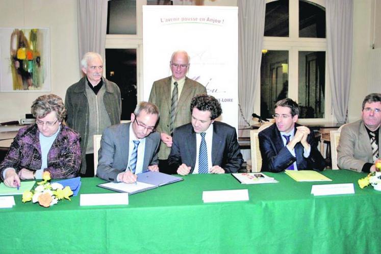 À la tribune, de gauche à droite : Roselyne Besnard, présidente de la MSA, Olivier Caillé, président de l’Adéfa. Derrière eux, les deux présidents Jean Presselin, CFDT et Jean-Yves Fouin, FDSEA-FDPF, Christophe Béchu,
président du Conseil général, Patrick Bouchardon, directeur de cabinet du Préfet et Jean-François Cesbron, président de la Chambre d’agriculture.