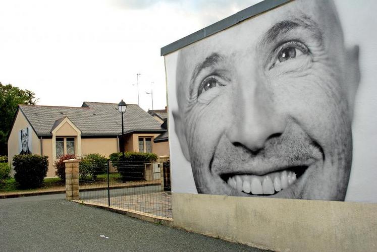 Sur les murs, les sourires s’affichent.