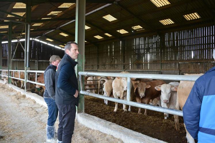 Alain Denieulle, agriculteur au Gaec de l’Iris, au Tremblay, explique l’alimentation de ses veaux aux éleveurs présents lors de l’AG : « maïs humide, blé, foin de luzerne, paille et bicarbonate ».