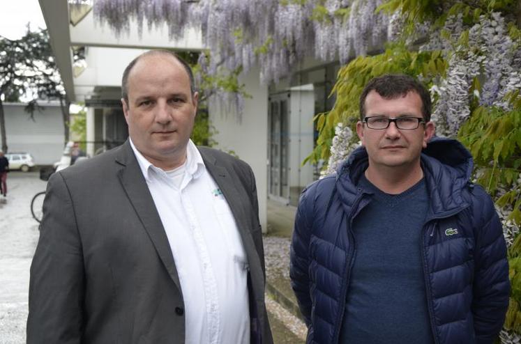 De gauche à droite, Freddy Bodin, délégué régional des Entrepreneurs des territoires, et William Barbelivien, gérant de l’entreprise de ramassage de volailles Interv’Volailles, lors de la conférence de presse organisée jeudi 25 avril à la Maison de l’agriculture, à Angers.