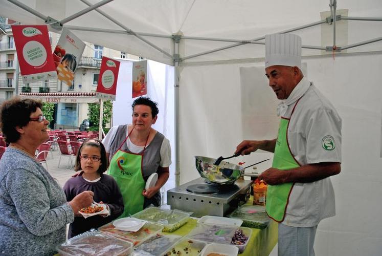 Mercredi 8 juin, place Sainte-Croix à Angers : les légumes cuisinés au wok par Jean-Michel Cébillaud, chef-cuisinier de l’Éparc, le service de restauration scolaire angevin, ont connu beaucoup de succès.