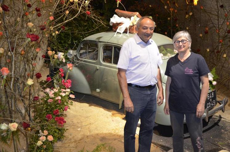 Michel Pattée, maire de Doué-en-Anjou, et Annick Monnier, présidente du Comité de la Rose, en partance pour la 60ème édition des Journées de la Rose.