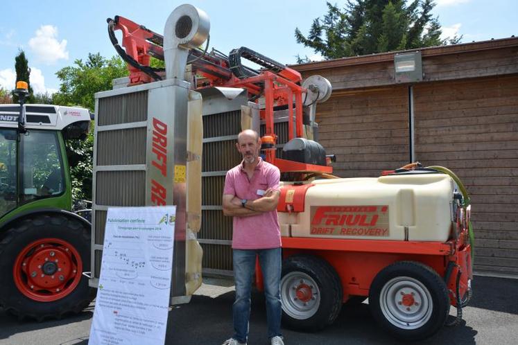 Alain Poupart, du Domaine Saint Arnoul à Martigné-Briand, est le premier viticulteur du département à avoir acheté un équipement de pulvérisation confinée.