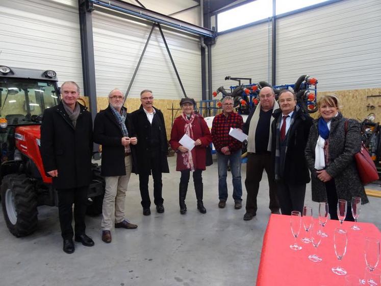 Le PDG de Modema Agri Philippe Renou, entouré des élus locaux, dans le nouveau bâtiment du groupe à Martigné-Briand.
