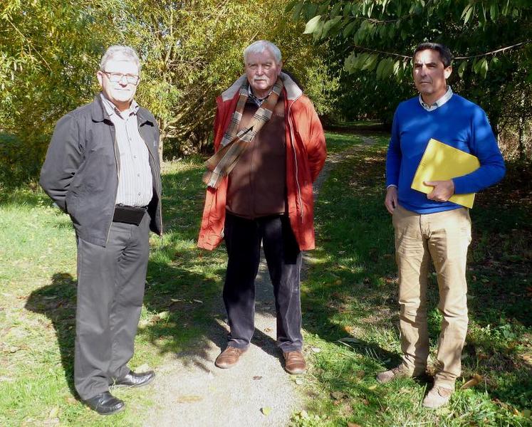 De gauche à droite : Jean-François Cesbron, vice-président du syndicat Layon-Aubance-Louets ; Jean-Paul Soutif, président d’Éden ; Laurent Tertrais, technicien Éden.