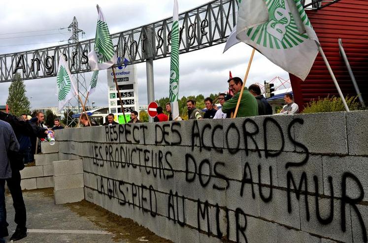 Après Carrefour, vendredi 5 octobre (photos), les agriculteurs ont prévu d’intervenir, vendredi et samedi, dans une dizaine de grandes surfaces de Maine-et-Loire.