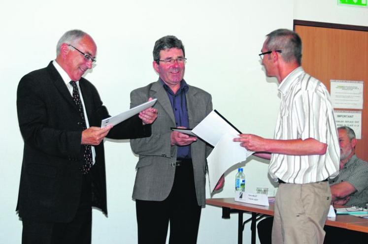 Olivier Caille, président de l’Adefa Maine-et-Loire et Jean-François Cesbron, président de la Chambre d’agriculture, ont remis mercredi 24 juin la charte de l’emploi saisonnier à Dominique Monnier, vice-président du Conseil général de Maine-et-Loire en charge de l’agriculture.