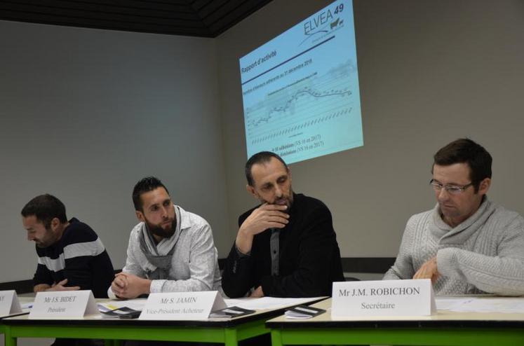 Les membres du conseil d’administration d’Elvea 49, lors de l’assemblée générale de l’association vendredi 15 mars à Cholet. Au centre gauche Jean-Sébastien Bidet, président ; au centre droit Stéphane Jamin, vice-président acheteur.