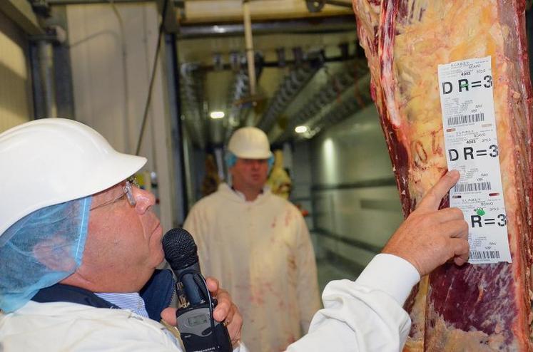 La traçabilité est un des arguments que la filière peut faire valoir.
Marc Priou explique que le boucher connaît le nom de l’élevage d’où  vient l’animal dont est issue la carcasse qu’il travaille.