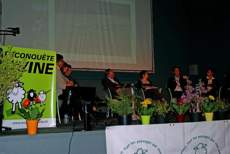 Une table ronde a réuni : Jérôme Redoulès, producteur ovins lait dans le Tarn, secrétaire général 
adjoint FNO, Emmanuel Coste, président d’Interbev ovins, Henri Brichart, président de la FNPLait, Christiane Lambert, vice-présidente de la FNSEA et Jean-Michel Schaeffer, président de Jeunes 
agriculteurs.