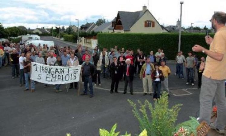 Devant la centaine d’irrigants et d’élus réunis devant la salle des Plantagenêts, les responsables professionnels ont voulu insister sur l’importance de l’accès à l’eau pour l’activité de la Vallée.