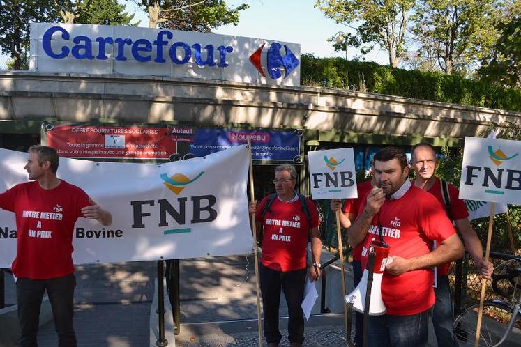 Jérémy Decerle président des JA (au micro) est venu apporter son soutien à l’action de la FNB.