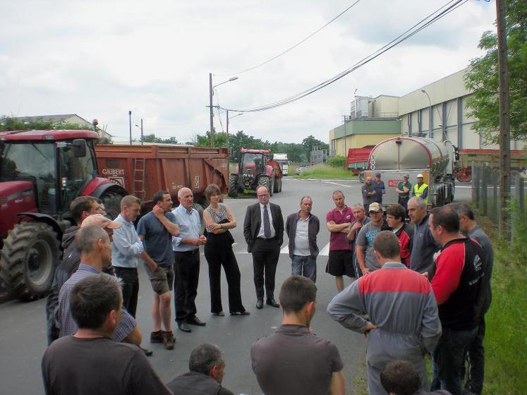 70 agriculteurs venus avec 20 tracteurs ont bloqué, dimanche 5 juin au soir, l’abattoir Elivia du Lion-d’Angers Pour montrer leur colère face à une crise agricole qui ne désemplit pas.