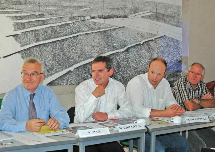 Lors d’une conférence de presse, Michel Velé, président de Végépolys, et trois porteurs de projets labellisés par le pôle :  Pierre Chicoteau (Saponines), Fredrick Filliatreau (Biodiversité et paysage en Saumur-Champigny), Jean-Paul Bargeolle (Clavitom).