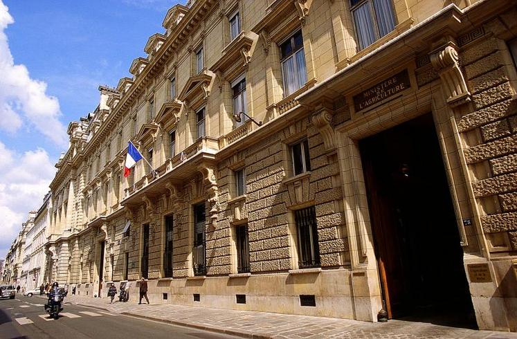 Entrée et bâtiment du ministère de l'Agriculture français à Paris, rue de Varennes.