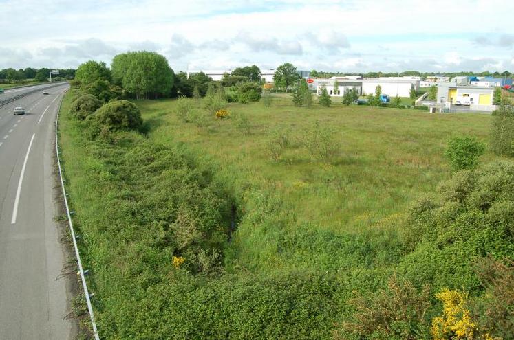 La pollution d’origine anthropique est principalement causée par quatre grands secteurs : les transports, le résidentiel tertiaire, l’industrie et l’agriculture.