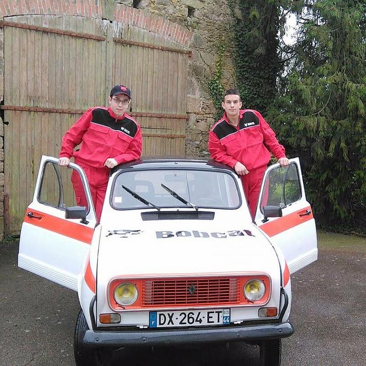 Aubin Maussion et Aurélien Labour doivent parcourir près de 6 000 km en 4L. Les deux jeunes de 19 ans forment l’équipage 904.