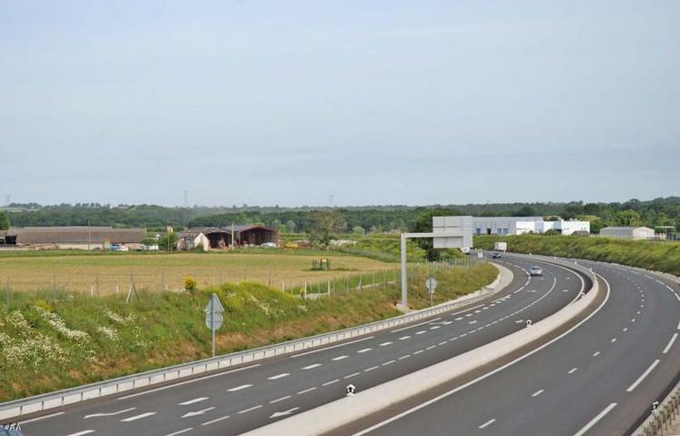 À gauche, le Gaec du Fléchet, à droite, la zone urbanisée. La Chambre d’agriculture est catégorique : “la RD 775 doit matérialiser une limite d’urbanisation”. 