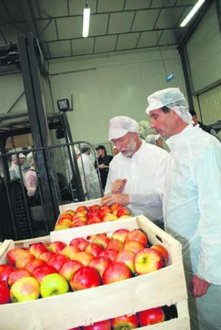 Tout d’abord, Jérôme Bédier, le président de la Fédération nationale du commerce et de la distribution a visité avec Bruno Dupont, le président de la Fédération nationale des producteurs de fruits, une station fruitière à Saint-Pierre-Montlimart.