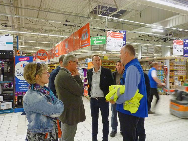 La FDSEA et les JA ont rencontré, mercredi 21 octobre, les dirigeants de Carrefour Saint-Serge à Angers.