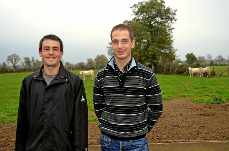 Gaëtan Delloin (Gaec de la Jalumière), membre d’un groupe Dephy de polyculteurs-éleveurs du Bassin de l’Oudon et Samuel Guis, conseiller agronomie Chambre d’agriculture.