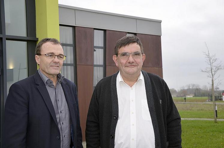Gérard Chevalier, président de la Communauté de communes du centre Mauges  et Guy Raymond, directeur de l’union de coopératives Fertil’éveil, à l’initiative du site de compostage.