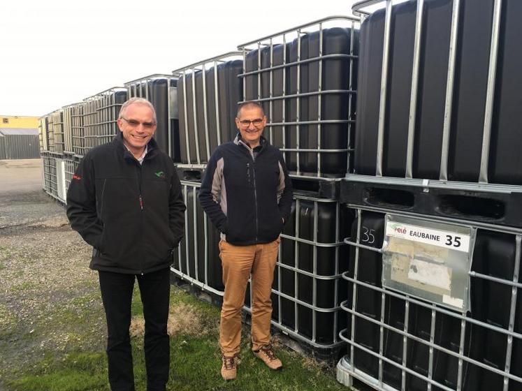 Devant les cuves d’eau optimisée de 1 000 litres qu’ils commercialisent auprès de leurs clients, Denis Pelé, dirigeant et Serge Blordier, animateur productions végétales de la société Pelé Agri Conseil, de Candé.