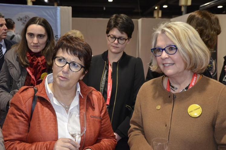 Christiane Lambert, présidente de la FNSEA et Catherine Goxe, adjointe au maire d’Angers, sur le Salon des vins de Loire, lundi.
