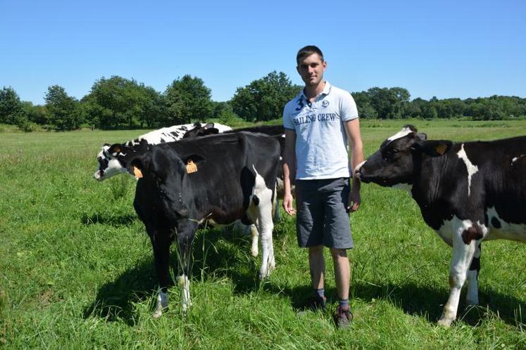Adrien Onillon, avec la génisse Nad, de la ferme des Trinottières, qui concourra au Festi’élevage.