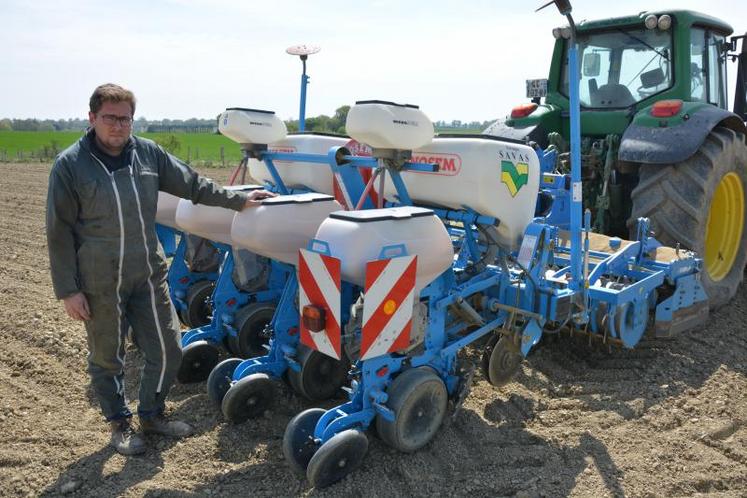 Benjamin Leray, associé du Gaec JLR, en train de semer sur la parcelle de 24 ha de maïs du Grand Vireloin, à La Meignanne.