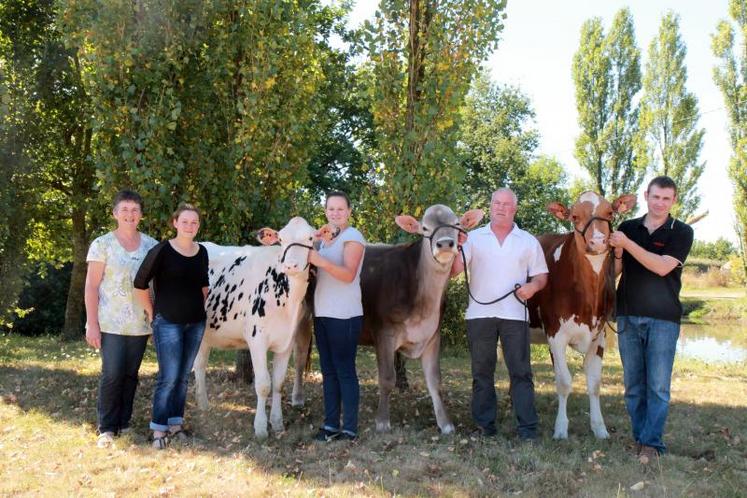 Les cinq associés du Gaec du Bois Brillant, à Saint-Sigismond.