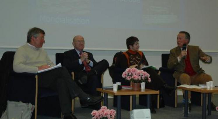 La semaine dernière à Angers, une table ronde a réuni Jean-Marc Lézé, vice-président de la FDSEA, Hervé de Charette, ancien ministre des Affaires étrangères, Christiane Lambert, présidente de la FDSEA et Henri Nallet, ancien ministre de l’Agriculture. 