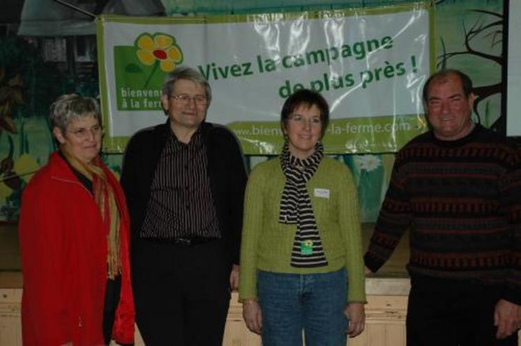 Thérèse Delanoë, responsable de l’École buissonnière du Tremblay, Guy Gohier, jeune “retraité” de la commission nationale produits à la ferme, Françoise Louis, animatrice et Georges Deschères, responsable du réseau Bienvenue à la ferme.