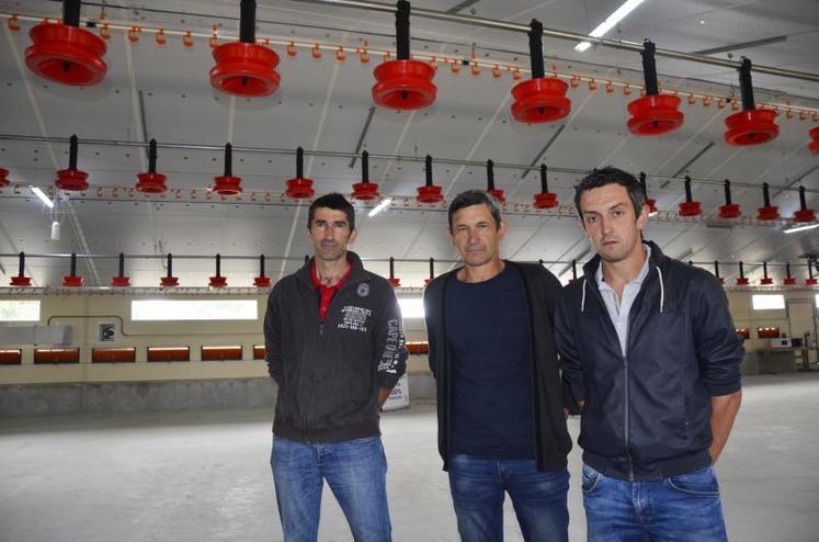 Olivier, Jean-Marc et Freddy Gemin, dans le bâtiment basse consommation d’énergie, doté de lumière naturelle. Ces ouvertures sont  une  des  obligations de moyens incluses dans la nouvelle démarche “Nature d’éleveurs” de LDC.